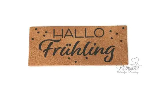 Finale Aktion 1 Stück – XL KuNSTLEDER LABEL HALLO FRÜHLING – AUFNÄHER MIT VORGEDRUCKTER NÄHNAHT – 60mm x 25mm