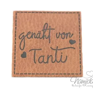 1 Stück - XL KuNSTLEDER LABEL GENÄHT VON TANTI - AUFNÄHER MIT VORGEDRUCKTER NÄHNAHT - 40mm x 40mm Echt