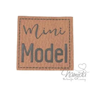 1 Stück - KuNSTLEDER LABEL - MINI Model - AUFNÄHER MIT VORGEDRUCKTER NÄHNAHT - 40mm x 40mm Abverkauf