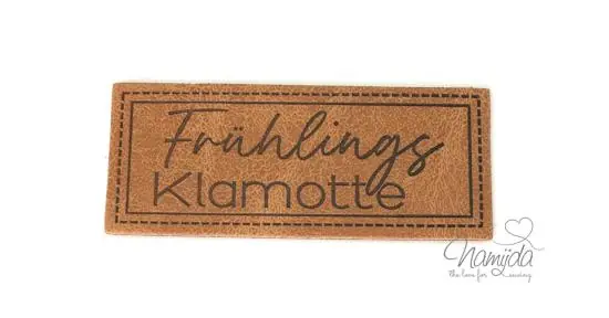 1 Stück – XL KuNSTLEDER LABEL FRÜHLINGS KLAMOTTE – AUFNÄHER MIT VORGEDRUCKTER NÄHNAHT – 60mm x 25mm Online Kaufen