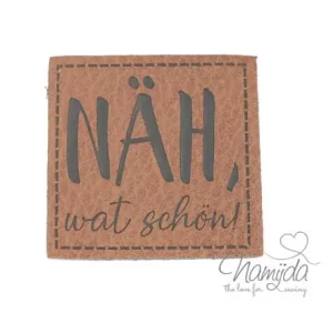 1 Stück - KuNSTLEDER LABEL - NÄH, wat schön! - AUFNÄHER MIT VORGEDRUCKTER NÄHNAHT - 40mm x 40mm Zertifiziert