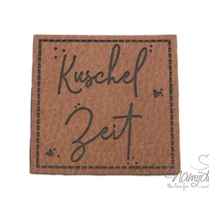 1 Stück - KuNSTLEDER LABEL -KUSCHELZEIT - AUFNÄHER MIT VORGEDRUCKTER NÄHNAHT - 45mm x 45mm Expressversand