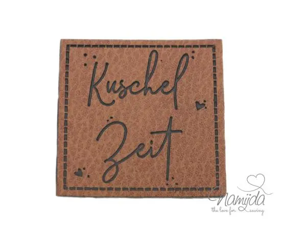 1 Stück – KuNSTLEDER LABEL -KUSCHELZEIT – AUFNÄHER MIT VORGEDRUCKTER NÄHNAHT – 45mm x 45mm Expressversand
