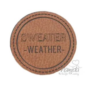 Jetzt Zugreifen 1 Stück - KuNSTLEDER LABEL - SWEATER WEATHER - AUFNÄHER MIT VORGEDRUCKTER NÄHNAHT - 45mm