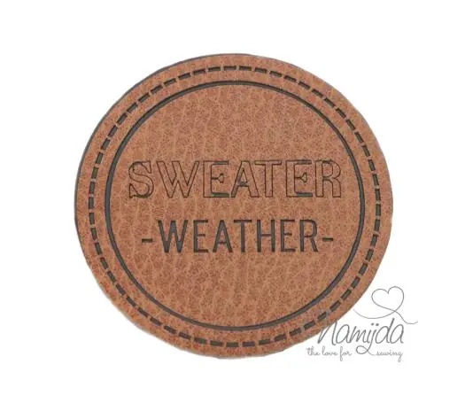 Jetzt Zugreifen 1 Stück – KuNSTLEDER LABEL – SWEATER WEATHER – AUFNÄHER MIT VORGEDRUCKTER NÄHNAHT – 45mm