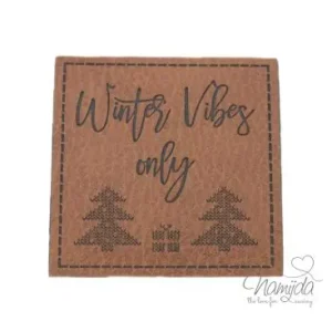 1 Stück - KuNSTLEDER LABEL - WINTER VIBES ONLY - AUFNÄHER MIT VORGEDRUCKTER NÄHNAHT - 50mm x 50mm Echt