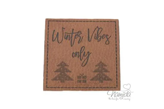 1 Stück – KuNSTLEDER LABEL – WINTER VIBES ONLY – AUFNÄHER MIT VORGEDRUCKTER NÄHNAHT – 50mm x 50mm Echt