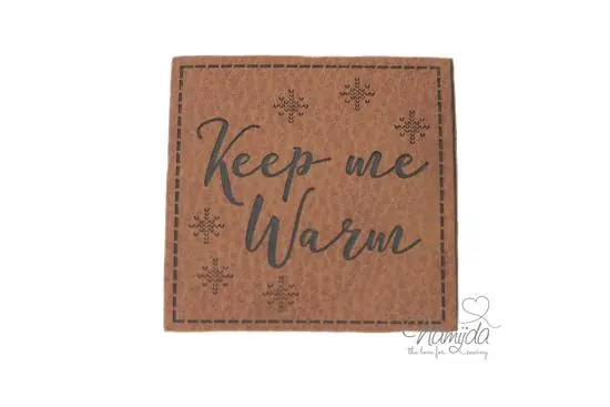 1 Stück – KuNSTLEDER LABEL – KEEP ME WARM – AUFNÄHER MIT VORGEDRUCKTER NÄHNAHT – 50mm x 50mm Gratis Versand