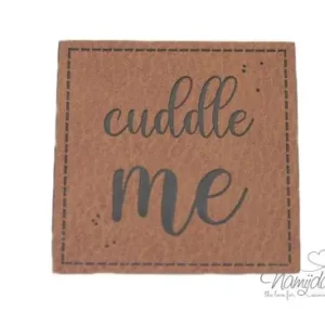 1 Stück - KuNSTLEDER LABEL - CUDDLE ME - AUFNÄHER MIT VORGEDRUCKTER NÄHNAHT - 50mm x 50mm Online Kaufen