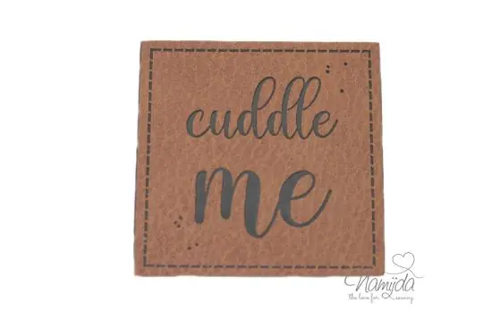 1 Stück – KuNSTLEDER LABEL – CUDDLE ME – AUFNÄHER MIT VORGEDRUCKTER NÄHNAHT – 50mm x 50mm Online Kaufen