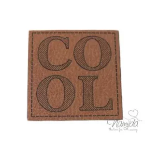 1 Stück - KuNSTLEDER LABEL - COOL - AUFNÄHER MIT VORGEDRUCKTER NÄHNAHT - 50mm x 50mm Echt