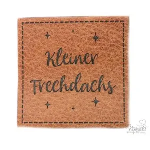 1 Stück - KuNSTLEDER LABEL - KLEINER FRECHDACHS - AUFNÄHER MIT VORGEDRUCKTER NÄHNAHT - 45mm x45mm Mengenrabatt