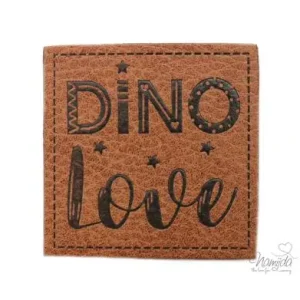 1 Stück - KuNSTLEDER LABEL - DINO LOVE - AUFNÄHER MIT VORGEDRUCKTER NÄHNAHT - 45mm x45mm Finale Aktion