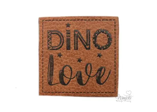 1 Stück – KuNSTLEDER LABEL – DINO LOVE – AUFNÄHER MIT VORGEDRUCKTER NÄHNAHT – 45mm x45mm Finale Aktion