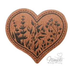 1 Stück - KuNSTLEDER LABEL - BLÜTENZWEIGE HERZ - AUFNÄHER MIT VORGEDRUCKTER NÄHNAHT - 50mm x45mm Solange Der Vorrat Reicht