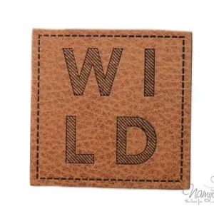 1 Stück - KuNSTLEDER LABEL - WILD - AUFNÄHER MIT VORGEDRUCKTER NÄHNAHT - 45mm x45mm Neue Kollektion
