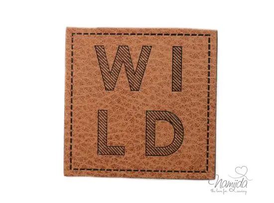 1 Stück – KuNSTLEDER LABEL – WILD – AUFNÄHER MIT VORGEDRUCKTER NÄHNAHT – 45mm x45mm Neue Kollektion