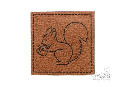 1 Stück – KuNSTLEDER LABEL – EICHHÖRNCHEN – AUFNÄHER MIT VORGEDRUCKTER NÄHNAHT – 45mm x45mm Im Trend