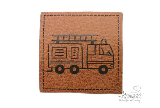 1 Stück – KuNSTLEDER LABEL – FEUERWEHR – AUFNÄHER MIT VORGEDRUCKTER NÄHNAHT – 45mm x45mm Expressversand