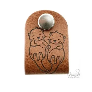 Top-Angebot 1 Stück - KNiCK MiCH KuNSTLEDER LABEL - OTTER + KuPFER VERNICKELTE SCHRAUBE