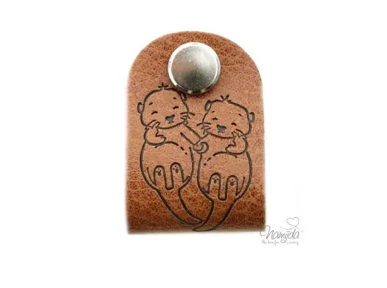 Top-Angebot 1 Stück – KNiCK MiCH KuNSTLEDER LABEL – OTTER + KuPFER VERNICKELTE SCHRAUBE