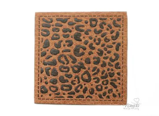1 Stück – KuNSTLEDER LABEL – LEO – AUFNÄHER MIT VORGEDRUCKTER NÄHNAHT – 45mm x45mm Handgefertigt