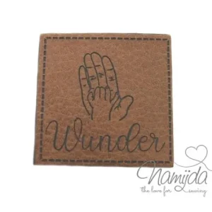 1 Stück - KuNSTLEDER LABEL - Wunder - AUFNÄHER MIT VORGEDRUCKTER NÄHNAHT - 40mm x40mm Saisonangebot