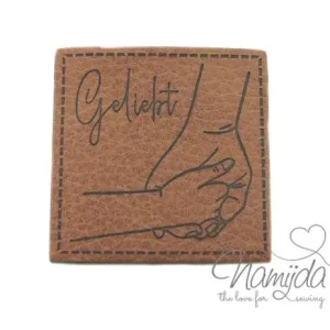 1 Stück - KuNSTLEDER LABEL - Geliebt - AUFNÄHER MIT VORGEDRUCKTER NÄHNAHT - 40mm x40mm Exklusiv