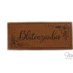 Finale Aktion 1 Stück - KuNSTLEDER LABEL - BLÜTENZAUBER - AUFNÄHER MIT VORGEDRUCKTER NÄHNAHT - 70mm x 30mm