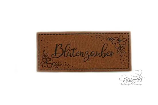 Finale Aktion 1 Stück – KuNSTLEDER LABEL – BLÜTENZAUBER – AUFNÄHER MIT VORGEDRUCKTER NÄHNAHT – 70mm x 30mm