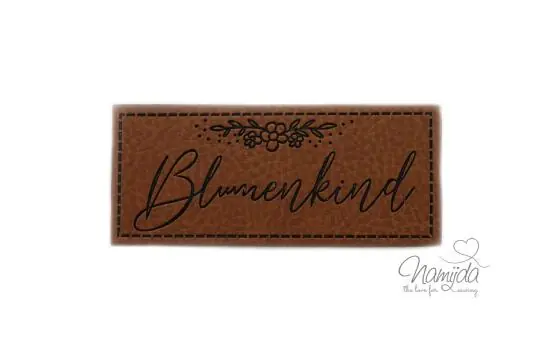 Markenprodukt 1 Stück – KuNSTLEDER LABEL – BLUMENKIND – AUFNÄHER MIT VORGEDRUCKTER NÄHNAHT – 70mm x 30mm