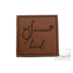 1 Stück - SOFT KuNSTLEDER LABEL - Sonnenkind - AUFNÄHER MIT VORGEDRUCKTER NÄHNAHT - 40mm x40mm Letzte Chance