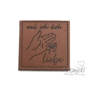 Großhandel 1 Stück - SOFT KuNSTLEDER LABEL - weil ich dich liebe - AUFNÄHER MIT VORGEDRUCKTER NÄHNAHT - 40mm x40mm