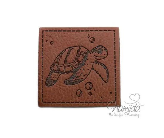 Hochwertig 1 Stück – SOFT KuNSTLEDER LABEL – SCHiLDKRöTE – AUFNÄHER MIT VORGEDRUCKTER NÄHNAHT – 40mm x40mm