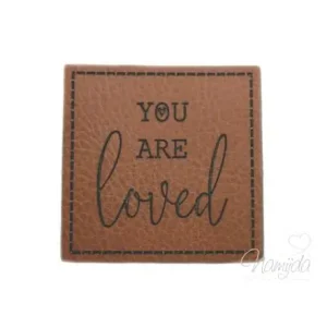 Billig 1 Stück - SOFT KuNSTLEDER LABEL - YOU ARE loved - AUFNÄHER MIT VORGEDRUCKTER NÄHNAHT - 40mm x40mm