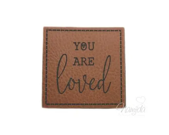 Billig 1 Stück – SOFT KuNSTLEDER LABEL – YOU ARE loved – AUFNÄHER MIT VORGEDRUCKTER NÄHNAHT – 40mm x40mm