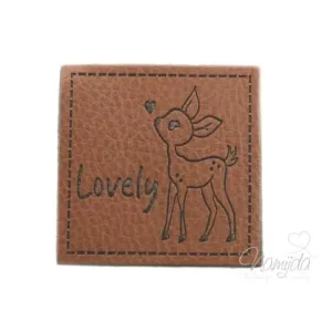 1 Stück - SOFT KuNSTLEDER LABEL - Lovely Deer - AUFNÄHER MIT VORGEDRUCKTER NÄHNAHT - 40mm x40mm Beliebt