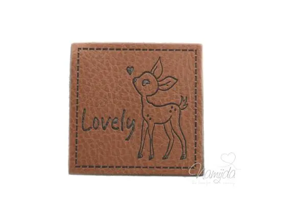 1 Stück – SOFT KuNSTLEDER LABEL – Lovely Deer – AUFNÄHER MIT VORGEDRUCKTER NÄHNAHT – 40mm x40mm Beliebt