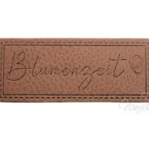 Abverkauf 1 Stück - SOFT KuNSTLEDER LABEL - Blumenzeit - AUFNÄHER MIT VORGEDRUCKTER NÄHNAHT - 25mm x 60mm