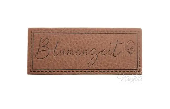 Abverkauf 1 Stück – SOFT KuNSTLEDER LABEL – Blumenzeit – AUFNÄHER MIT VORGEDRUCKTER NÄHNAHT – 25mm x 60mm