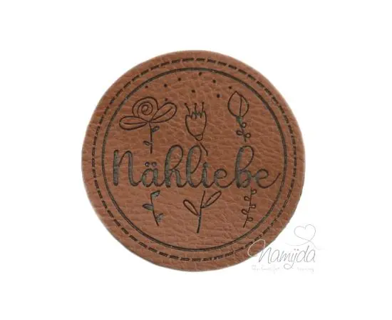 1 Stück – SOFT KuNSTLEDER LABEL – Nähliebe – AUFNÄHER MIT VORGEDRUCKTER NÄHNAHT – 45mm x 45mm Original