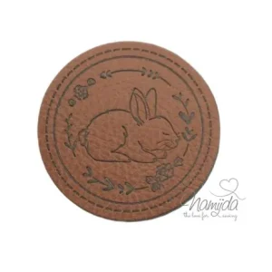 1 Stück - SOFT KuNSTLEDER LABEL - Hasi BELLA - AUFNÄHER MIT VORGEDRUCKTER NÄHNAHT - 45mm x 45mm Jetzt Bestellen