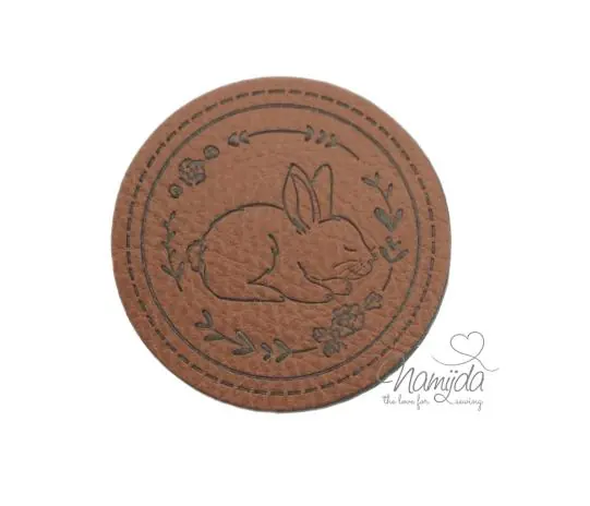 1 Stück – SOFT KuNSTLEDER LABEL – Hasi BELLA – AUFNÄHER MIT VORGEDRUCKTER NÄHNAHT – 45mm x 45mm Jetzt Bestellen