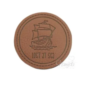 Handgefertigt 1 Stück - SOFT KuNSTLEDER LABEL - LOST aT Sea - AUFNÄHER MIT VORGEDRUCKTER NÄHNAHT - 45mm x 45mm