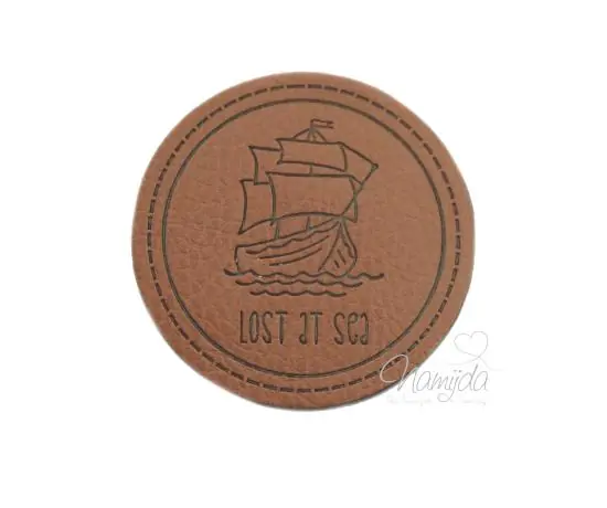 Handgefertigt 1 Stück – SOFT KuNSTLEDER LABEL – LOST aT Sea – AUFNÄHER MIT VORGEDRUCKTER NÄHNAHT – 45mm x 45mm