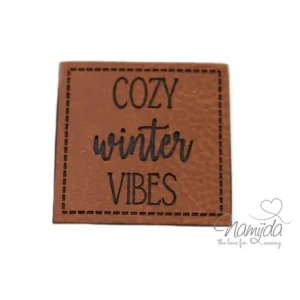 Neue Ware 1 Stück - KuNSTLEDER LABEL - COZY winter VIBES - AUFNÄHER MIT VORGEDRUCKTER NÄHNAHT - 40mm x 40mm