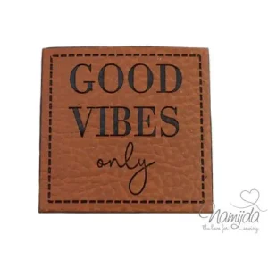Aktuell 1 Stück - KuNSTLEDER LABEL - GOOD VIBES only - AUFNÄHER MIT VORGEDRUCKTER NÄHNAHT - 40mm x 40mm