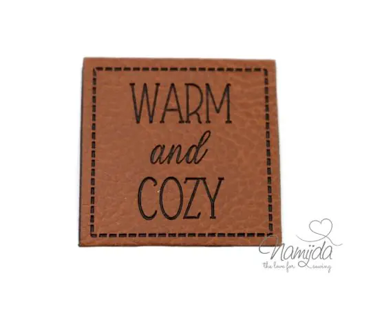 Hochwertig 1 Stück – KuNSTLEDER LABEL – WARM and COZY – AUFNÄHER MIT VORGEDRUCKTER NÄHNAHT – 40mm x 40mm