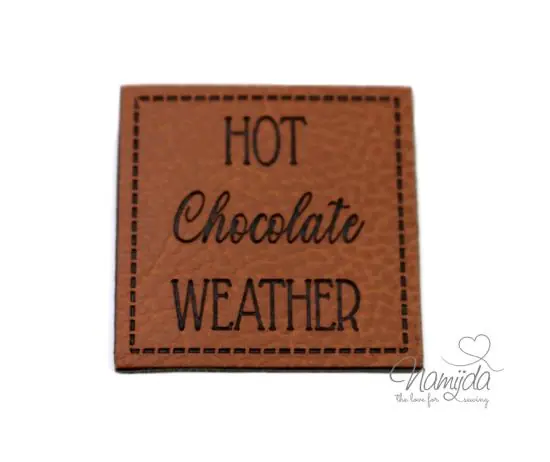 1 Stück – KuNSTLEDER LABEL – HOT Chocolate WEATHER – AUFNÄHER MIT VORGEDRUCKTER NÄHNAHT – 40mm x 40mm Top-Seller