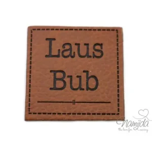 1 Stück - KuNSTLEDER LABEL - LausBub - AUFNÄHER MIT VORGEDRUCKTER NÄHNAHT - 40mm x 40mm Preisreduziert